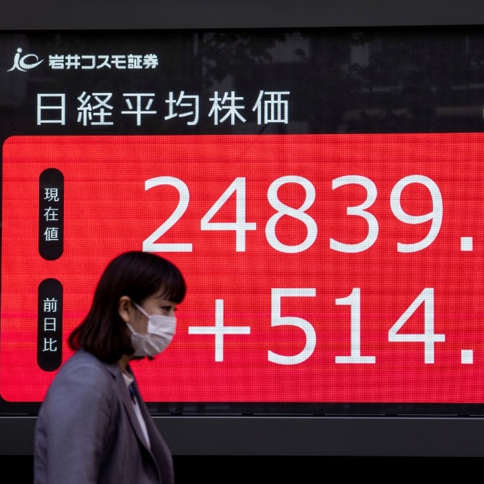Chỉ số Nikkei 225 tăng gần 2% trong phiên giao dịch sáng 2/8. Ảnh: AFP