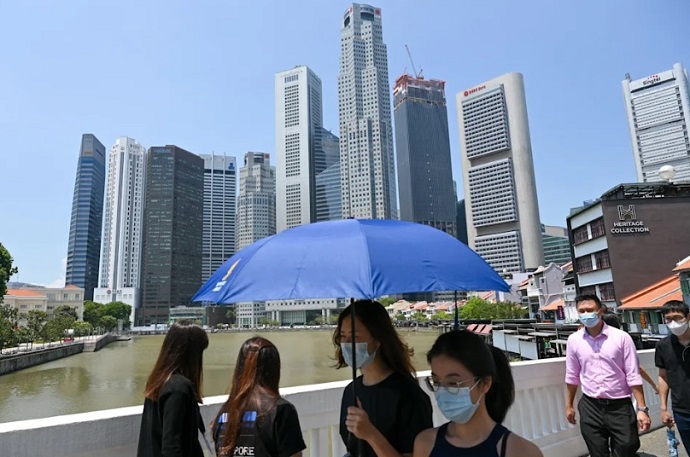 Vào ngày 10/8 tới, Singapore sẽ nới quy định cho phép tụ tập xã hội từ 2 lên 5 người. Ảnh: AFP