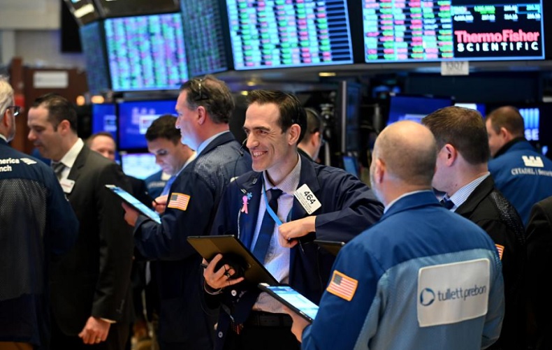 Cả Dow Jones và S&P 500 đêm qua đánh dấu phiên tăng điểm kỷ lục thứ 4 liên tiếp. Ảnh: AFP
