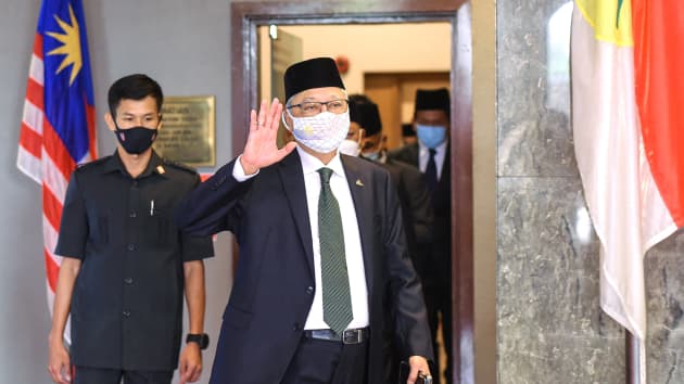 Ông Ismail Sabri Yaakob (bìa phải) vẫy tay chào khi ông rời trụ sở UMNO để diện kiến Quốc vương Malaysia Abdullah Sultan Ahmad Shah tại Kuala Lumpur vào ngày 19/8/2021. Ảnh: AFP