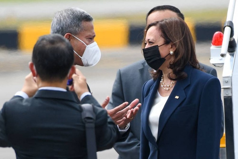 Phó tổng thống Mỹ Kamala Harris (bìa phải) được Ngoại trưởng Singapore Vivian Balakrishnan (bìa trái) chào đón tại Căn cứ không quân Paya Lebar, Singapore vào ngày 22/8. Ảnh: AFP