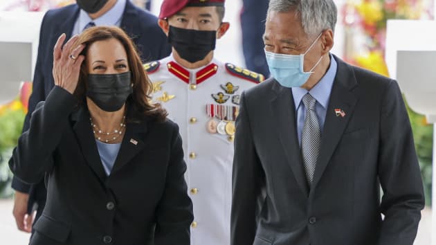 Phó tổng thống Mỹ Kamala Harris (bìa trái) được Thủ tướng Singapore Lý Hiển Long (bìa phải) chào đón tại Istana, Singapore vào ngày 23/8. Ảnh: AFP