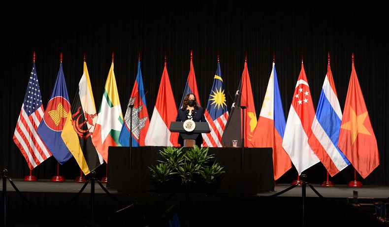 Phó tổng thống Mỹ Kamala D. Harris phát biểu tại lễ khai trương Văn phòng khu vực Đông Nam Á của Trung tâm Dự phòng và Kiểm soát bệnh tật Mỹ tại Hà Nội vào chiều 25/8. Ảnh: ĐSQ Mỹ