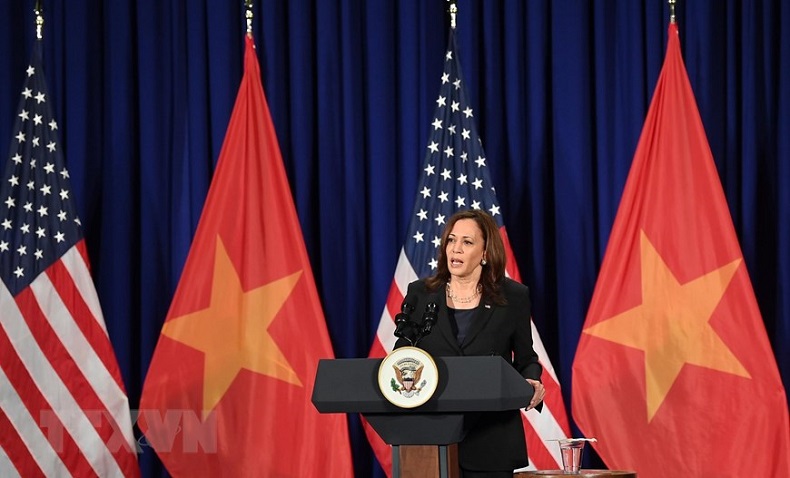 Phó tổng thống Mỹ Kamala D. Harris thông tin về chuyến thăm Việt Nam tại cuộc họp báo. Ảnh: TTXVN