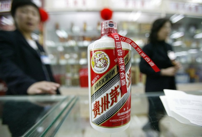 Một thùng rượu Mao Đài Quý Châu sản xuất năm 1974 được bán đấu giá ở mức “giật mình” 1 triệu bảng Anh. Ảnh: AFP