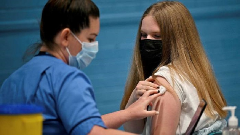 Trước đó, Anh đã cho tiêm vaccine Covid-19 mũi đầu tiên đối với tất cả thiếu niên 16 - 17 tuổi ở Anh. Ảnh: AFP