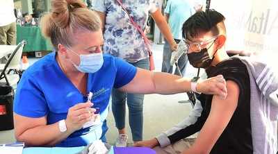 Roberto Ortega đang chờ tiêm vaccine Covid-19 của Pfizer tại Trung tâm dịch vụ y tế AltaMed, Los Angeles vào ngày 17/8/2021. Ảnh: AFP