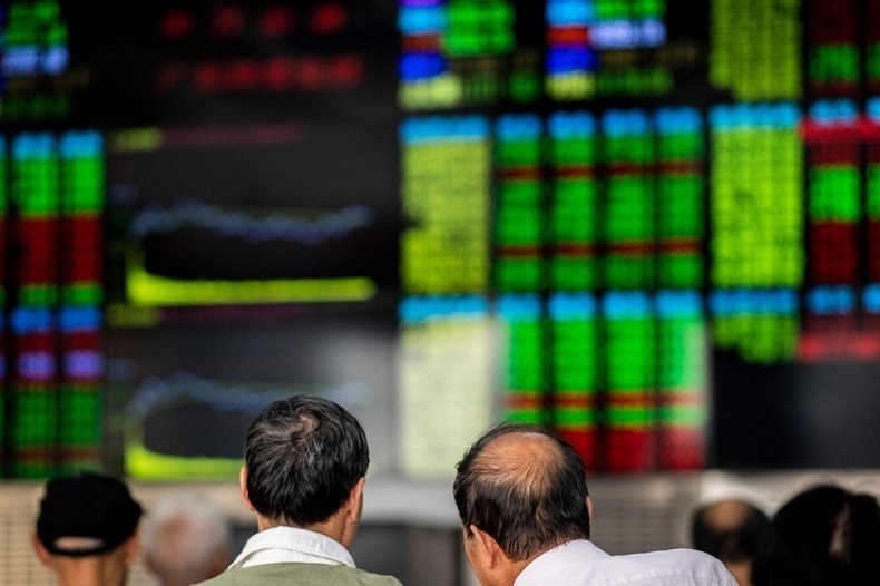 Nhà đầu tư theo dõi biến động giá cổ phiếu tại một công ty chứng khoán ở Thượng Hải, Trung Quốc. Ảnh: AFP