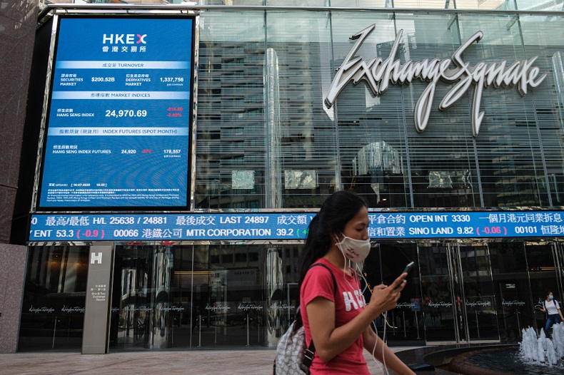 Chỉ số Hang Seng của Hong Kong giảm 1,5% trong phiên giao dịch sáng 13/9. Ảnh: AFP