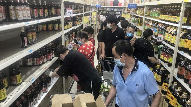 Người tiêu dùng mua sắm trong một siêu thị tại thành phố Vũ Hán, Trung Quốc. Ảnh: AFP