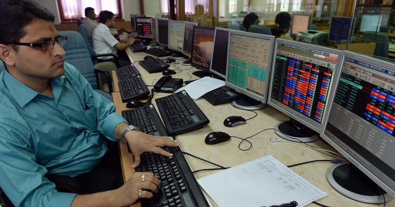 Nhà đầu tư theo dõi diễn biến trên Sàn giao dịch chứng khoán Bombay (BSE) tại thành phố Mumbai, Ấn Độ. Ảnh: AFP