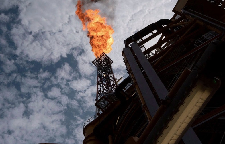 Sau khi OPEC+ quyết định vẫn giữ nguyên mức tăng sản lượng 400.000 thùng/ngày, giá dầu thô của Mỹ và dầu thô Brent lần lượt phá đỉnh. Ảnh: AFP