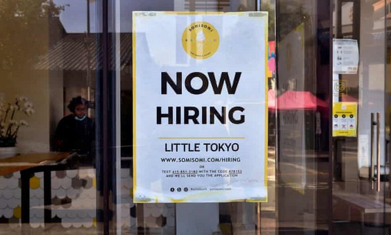 Một cửa hàng kem tại Los Angeles, Mỹ treo biển tuyển dụng. Ảnh: AFP