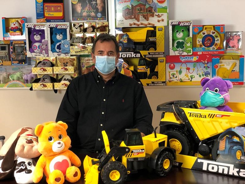 Ông Jay Foreman, CEOcủa Công ty sản xuất đồ chơi Basic Fun giới thiệu sản phẩm tại văn phòng công ty ở bang Florida, Mỹ vào ngày 21/7/2020. Ảnh: Reuters