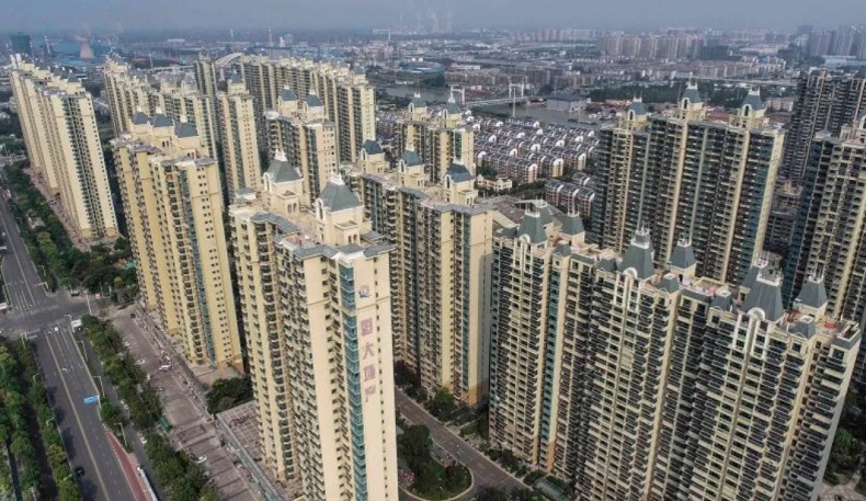 Từng là gương mặt đại diện của ngành bất động sản Trung Quốc, Evergrande nay là “quả bom nợ” có thể phát nổ tại hơn 280 thành phố ở Trung Quốc. Trong ảnh là tổ hợp nhà ở do Evergrande phát triển tại thành phố Hoài An, tỉnh Giang Tô, Trung Quốc. Ảnh: AFP