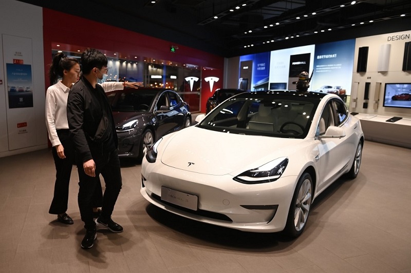 Mẫu xe Model 3 được trưng bày trong một showroom Tesla tại Bắc Kinh. Ảnh: AFP