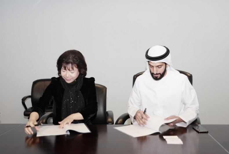 Chủ tịch AIC Group Nguyễn Thị Thanh Nhàn (bìa trái) ký thoả thuận hợp tác với đại diện Tập đoàn Bin Zayed Group.