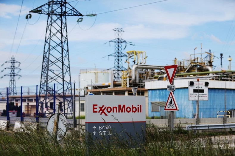 Cả ExxonMobil và Chevron đều từ chối cam kết giảm sản lượng dầu mỏ. Ảnh: AFP