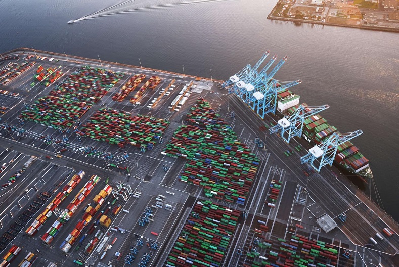 Hàng ngàn container nằm chờ thông quan tại cảng Los Angeles, cửa ngõ giao thương quan trọng của Bờ Tây nước Mỹ. Ảnh: AFP