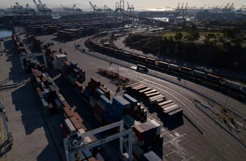 Cảng Los Angeles (Mỹ) kích hoạt giải pháp hoạt động 24/7 để giải phóng hàng hóa bị ách tắc. Ảnh: AFP