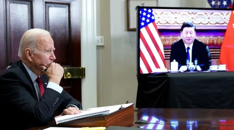 Tổng thống Mỹ Joe Biden trao đổi với Chủ tịch Trung Quốc Tập Cận Bình trong cuộc hội đàm trực tuyến từ phòng họp Roosevelt, Nhà Trắng. Ảnh: AFP