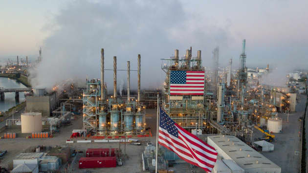 Nhà máy lọc dầu Los Angeles của Tập đoàn dầu khí Marathon (Mỹ). Ảnh: AFP
