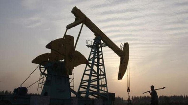 Theo Cơ quan Năng lượng Quốc tế, thị trường dầu mỏ sẽ dư cung khoảng 1,7 triệu thùng/ngày trong quý I/2022 nếu OPEC+ tiếp tục nới lỏng việc cắt giảm sản lượng. Ảnh: AFP