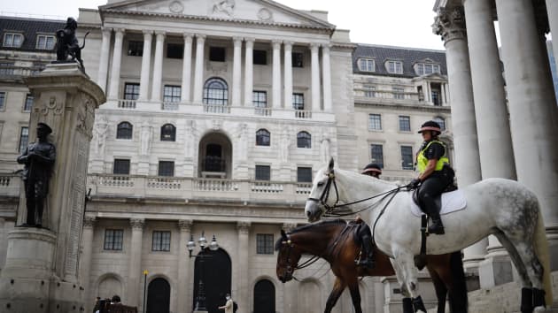 Bên ngoài Sở Giao dịch Hoàng gia và ngân hàng Trung ương Anh tại London. Ảnh: AFP