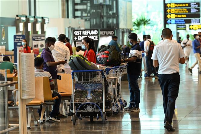 Hành khách tại sân bay quốc tế Changi, Singapore. Ảnh: AFP/TTXVN