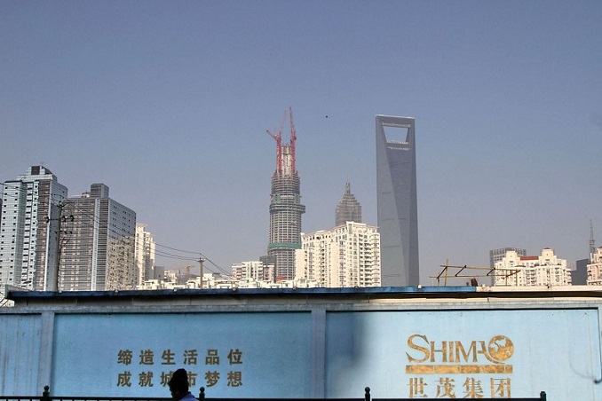 Phía sau các tòa nhà chung cư và khu tài chính Phố Đông, TP. Thượng Hải, Trung Quốc. Ảnh tư liệu: Reuters.