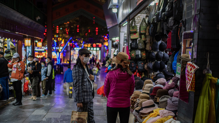 Bên ngoài một tổ hợp mua sắm tại Bắc Kinh, Trung Quốc. Ảnh: AFP