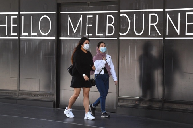 Người dân quay trở lại khu trung tâm thương mại của thành phố Melbourne vào ngày 9/11/2020 khi chính quyền bang Victoria thông báo nới lỏng các hạn chế. Ảnh: AFP