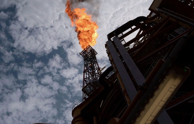 Giá dầu tiến sát ngưỡng 100 USD/thùng sau khi căng thẳng Nga - Ukraine leo thang. Ảnh: AFP