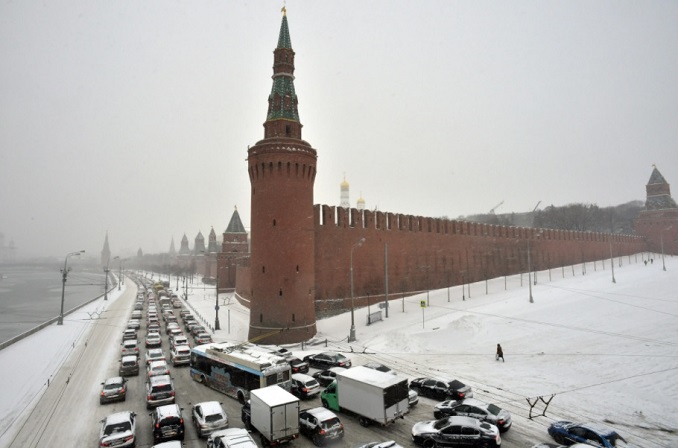 Những dòng xe nối đuôi nhau di chuyển qua Điện Kremlin trong bão tuyết. Ảnh: AFP
