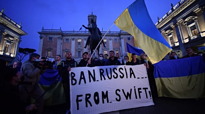 Người biểu tình tại Rome (Italia) kêu gọi loại Nga ra khỏi hệ thống SWIFT nhằm phản đối cuộc tấn công của Nga vào Ukraine. Ảnh: AFP