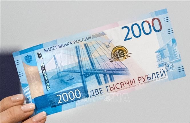 Đồng rúp của Nga rớt giá gần 30% so với đô la Mỹ trong sáng 28/2. Ảnh: AFP/TTXVN