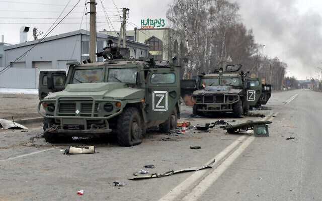Xe bộ binh Nga bị phá hủy ở Kharkiv, thành phố lớn thứ hai của Ukraine vào ngày 28/2/2022. Ảnh: AFP