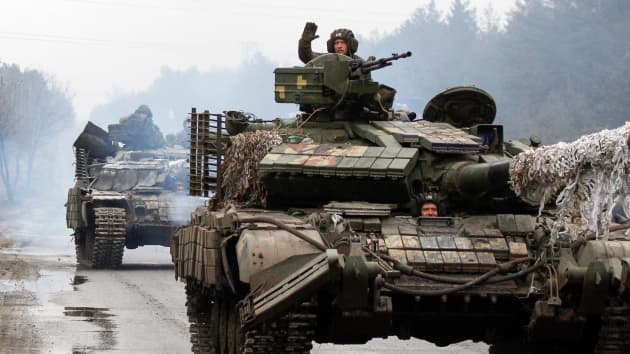 Binh lính Ukraine trên xe di chuyển ra chiến tuyến đối đầu với lực lượng Nga ở vùng Lugansk của Ukraine vào ngày 25/2/2022. Ảnh: AFP