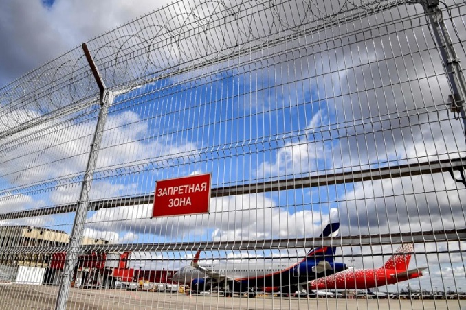 Một chiếc máy bay của hãng hàng không quốc gia Nga Aeroflot đỗ bên trong sân bay Sheremetyevo, Moscow. Ảnh: AFP