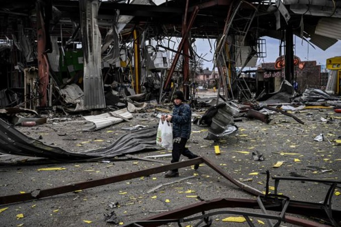 Một đứa trẻ đi sơ tán khỏi thành phố Irpin, phía Tây Bắc thủ đô Kyiv trong trận pháo kích và ném bom lớn vào ngày 5/3/2022. Ảnh: AFP