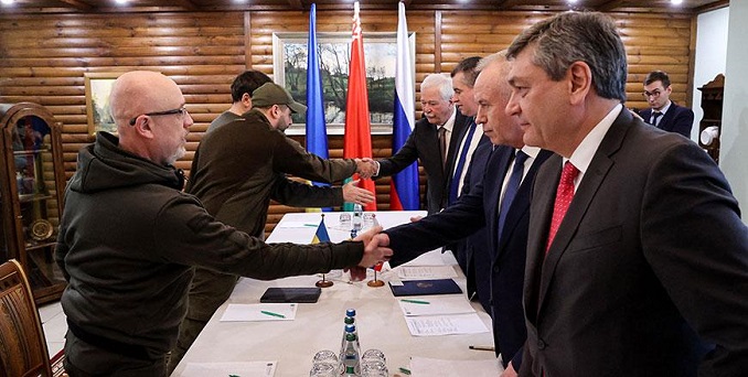 Bộ trưởng Quốc phòng Ukraine Oleksii Reznikov (bìa trái) bắt tay nhà đàm phán Nga trước vòng đàm phán thứ hai giữa hai bên diễn ra tại khu vực Brest của Belarus vào ngày 3/3/2022. Ảnh: AFP