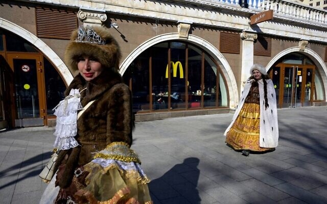 Bên ngoài một nhà hàng McDonald’s ở trung tâm thủ đô Moscow, Nga vào ngày 9/3/2022: Ảnh: AFP