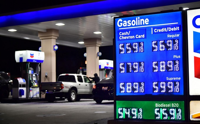 Theo Hiệp hội ô tô Mỹ (AAA), giá xăng dầu trung bình tuần này đã vượt 4,170 USD/gallon. Ảnh: AFP