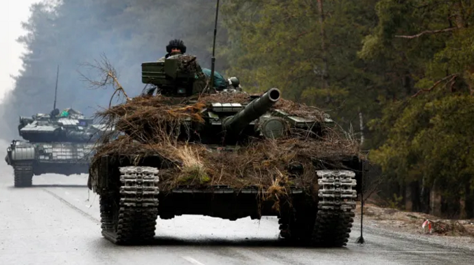 Xe tăng Ukraine di chuyển trên đường tại vùng Luhansk, phía Đông Ukraine. Ảnh: AFP