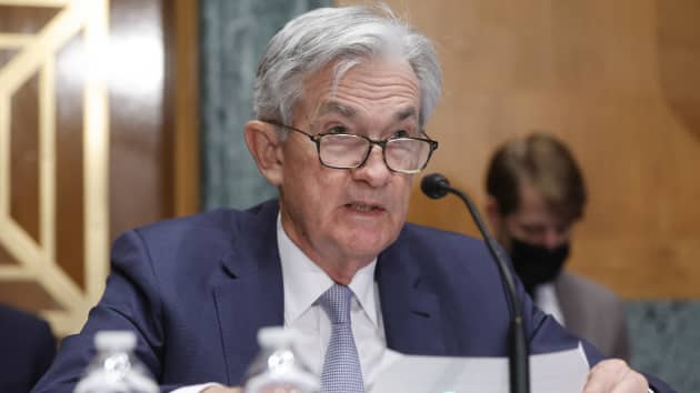 Chủ tịch Fed Jerome Powell tham gia phiên điều trần trước Ủy ban Dịch vụ tài chính Hạ viện Mỹ vào ngày 3/3/2022. Ảnh: AFP