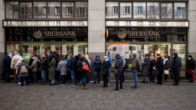 Khách hàng xếp hàng bên ngoài một chi nhánh của Sberbank (một ngân hàng thuộc sở hữu nhà nước Nga) để rút tiền tiết kiệm và đóng tài khoản tại thủ đô Prague, Cộng hòa Czech vào ngày 25/2, trước khi Sberbankd đóng cửa tất cả các chi nhánh tại Cộng hòa Czech. Ảnh: AFP