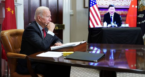 Tổng thống Mỹ Joe Biden trao đổi với Chủ tịch Trung Quốc Tập Cận Bình trong Hội nghị thượng đỉnh trực tuyến vào tháng 11/2021. Ảnh: AFP