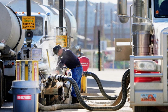 Xe bồn cấp dầu thô cho một nhà máy lọc dầu tại Mỹ. Ảnh: AFP/TTXVN