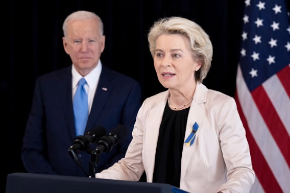 Tổng thống Mỹ Joe Biden và Chủ tịch Ủy ban châu Âu Ursula von der Leyen tại cuộc họp báo chung vào ngày 25/3. Ảnh: AFP