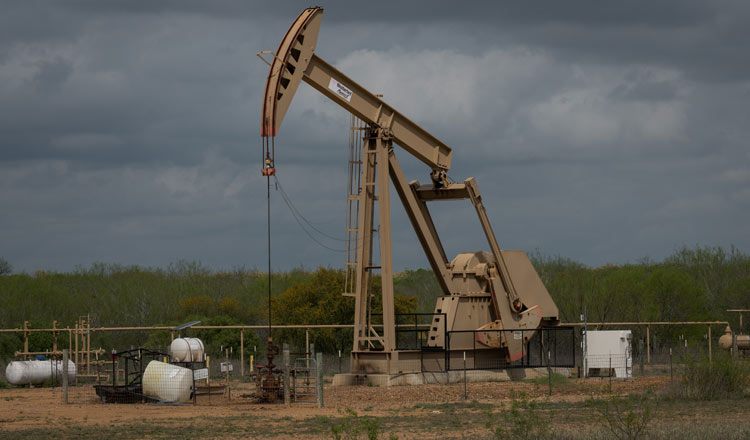 Một điểm khai thác dầu mỏ ở thành phố Cotulla, bang Texas, Mỹ. Ảnh: AFP
